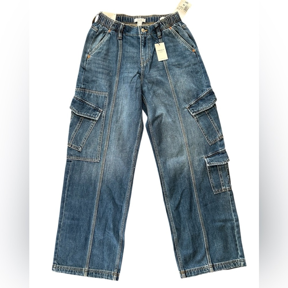 NWT Forever 21 | Women’s medium blue denim Cargo jeans, multiple pockets Size 28